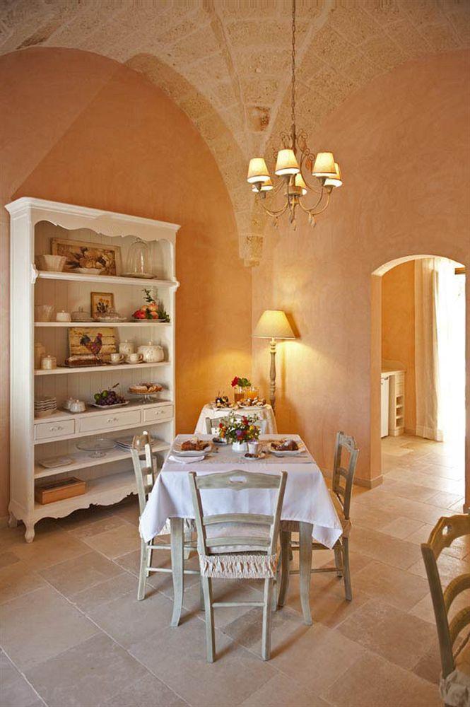 Hostal Donna Lucrezia Pezze Di Greco Exterior foto
