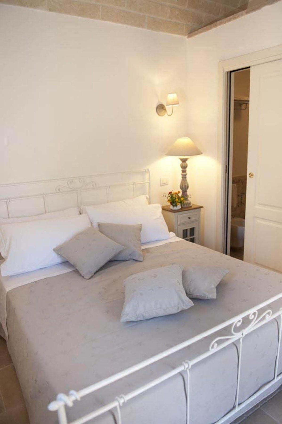 Hostal Donna Lucrezia Pezze Di Greco Exterior foto