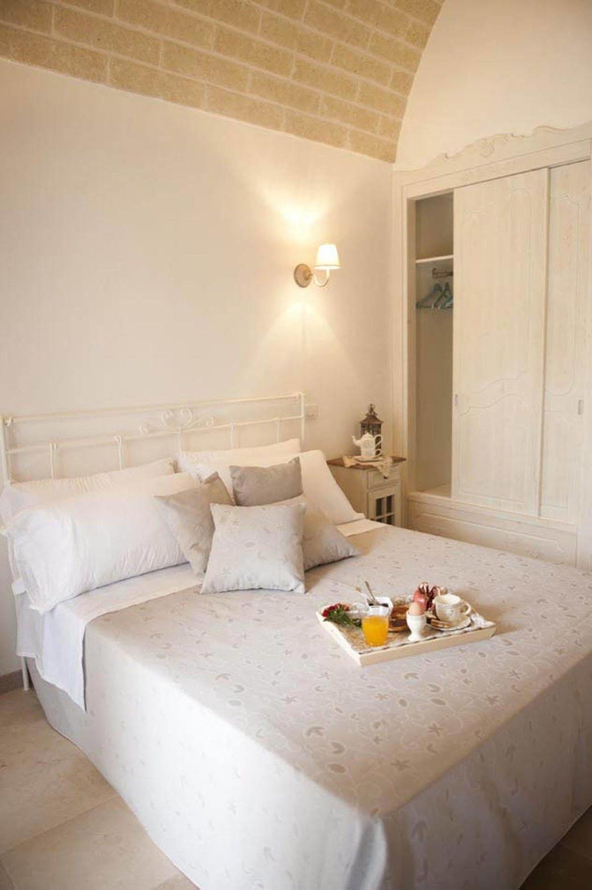 Hostal Donna Lucrezia Pezze Di Greco Exterior foto