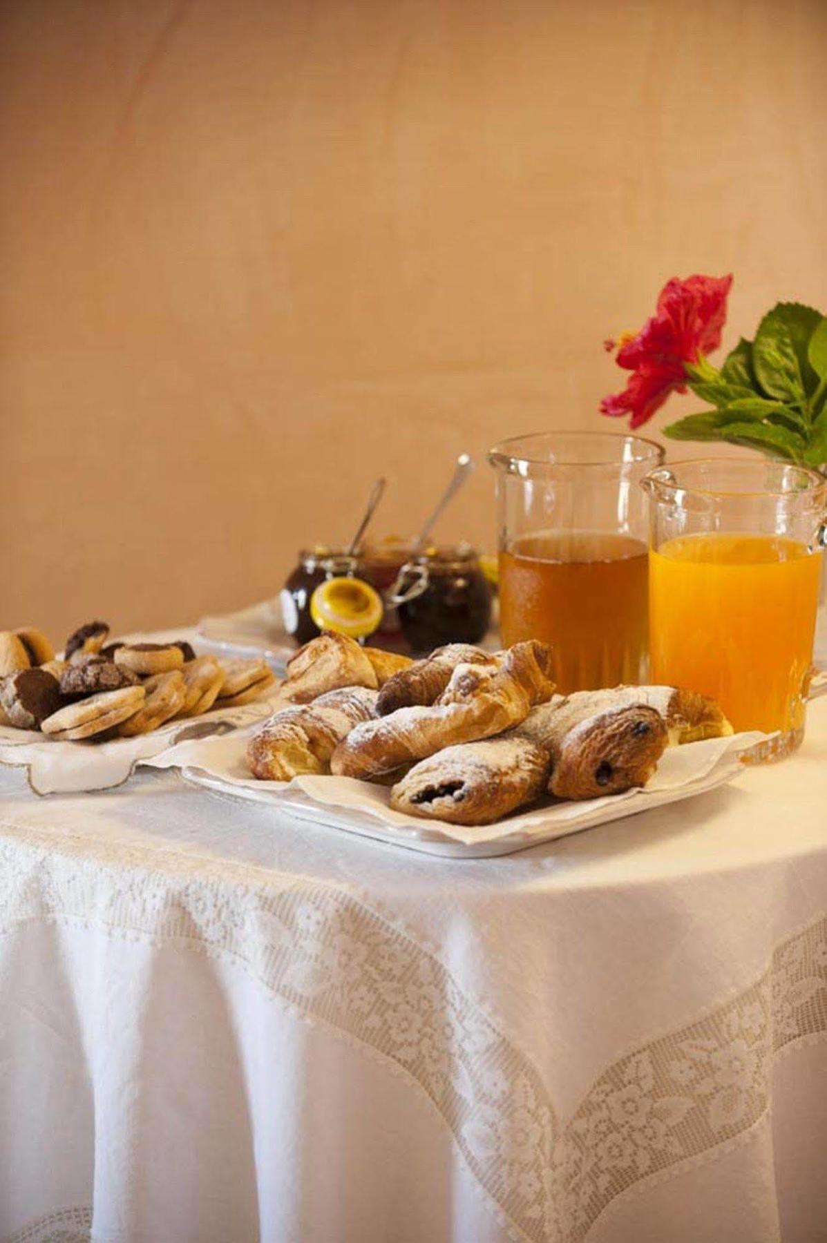 Hostal Donna Lucrezia Pezze Di Greco Exterior foto