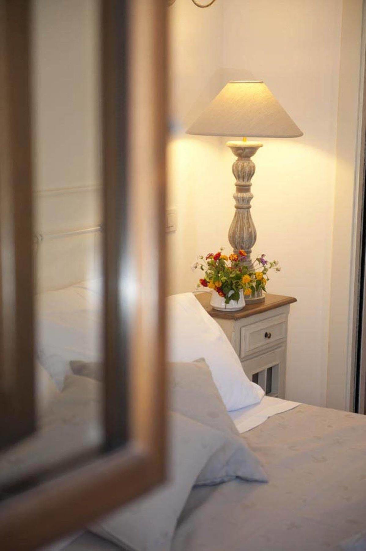 Hostal Donna Lucrezia Pezze Di Greco Exterior foto