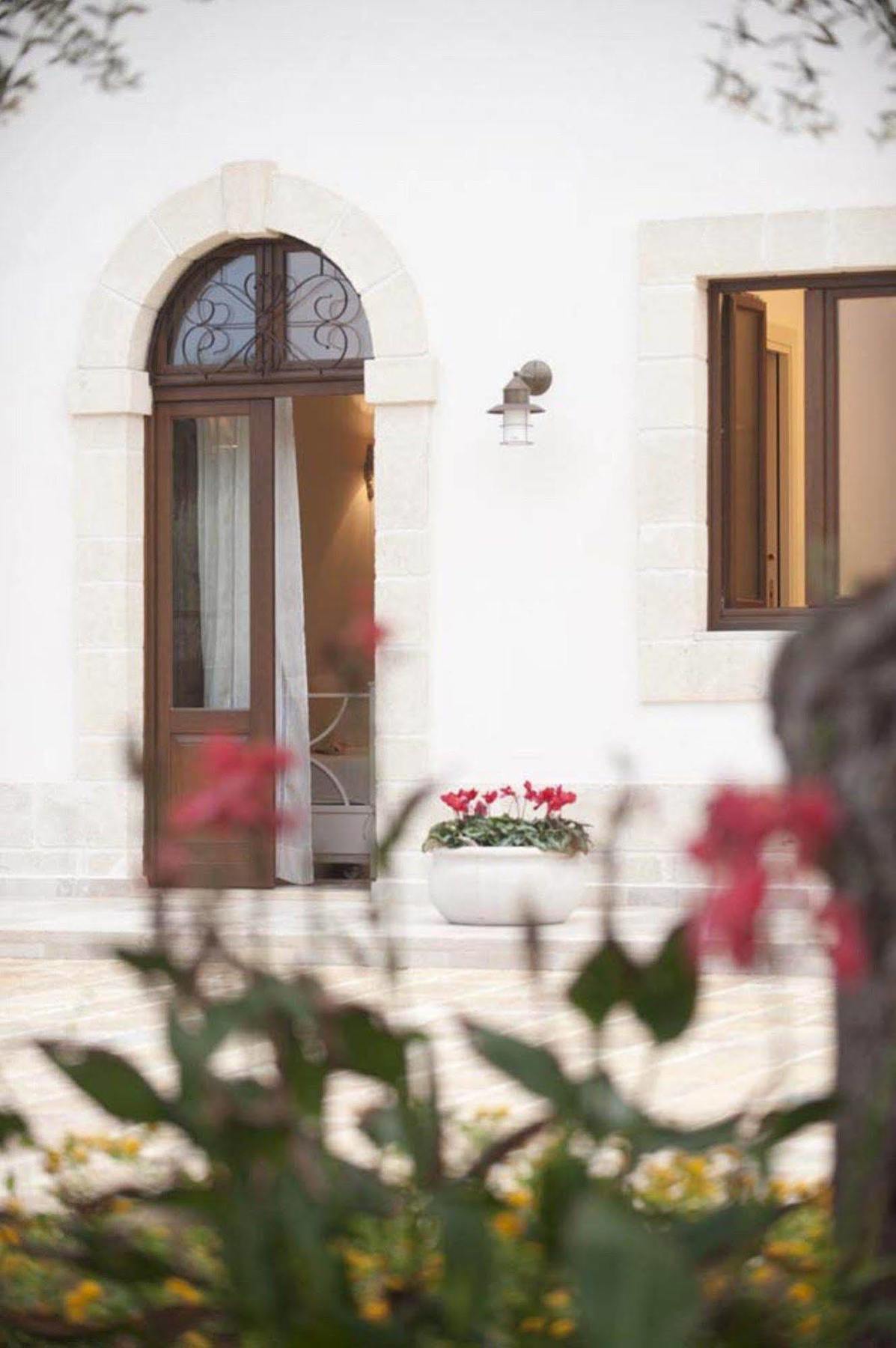 Hostal Donna Lucrezia Pezze Di Greco Exterior foto